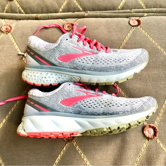Brooks Ghost Sneakers 11 in Gray Fabric Upper and Pink Trim (7) - Picture 4 of 9
